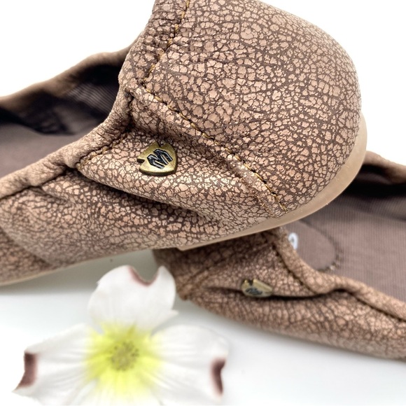 NWOB Minnetonka Anna Ballerina Flat in Distressed Leather, 6 - Picture 9 of 15